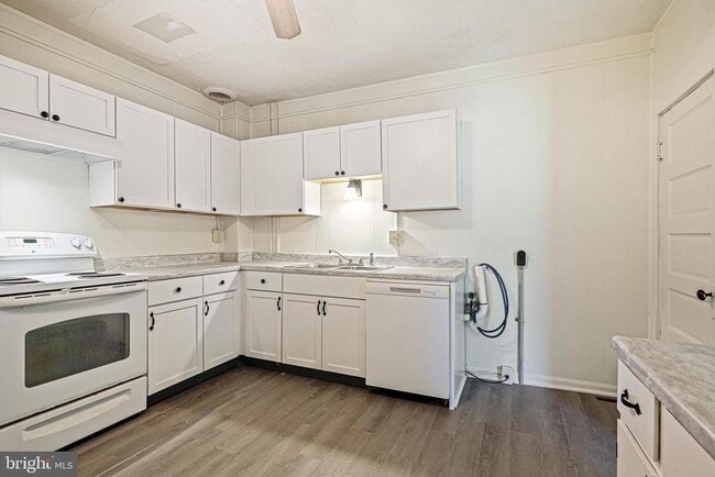 Photo - 253 E Howard St