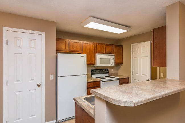 Redwood Court I & II - Redwood Court I & II Apartments