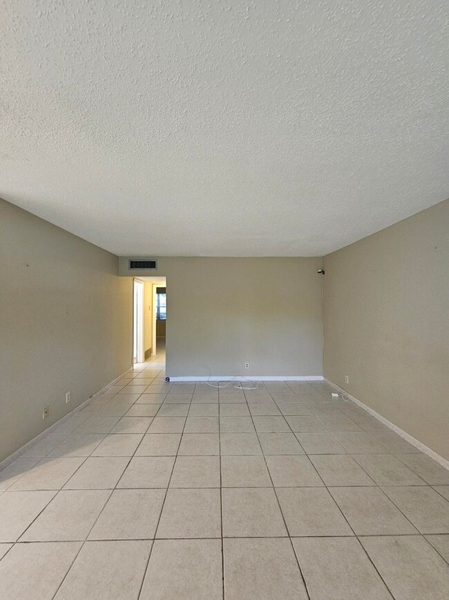 Building Photo - 268 Norwich L Rental