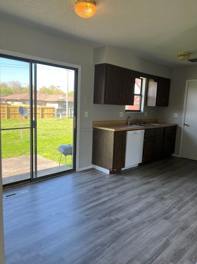 Building Photo - Spacious 2 bedroom 1 bathroom duplex in a ...