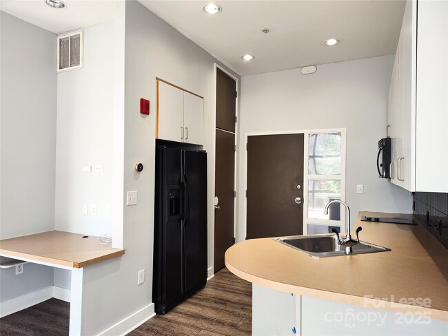 Photo - 514 W 10th St Unidad 205