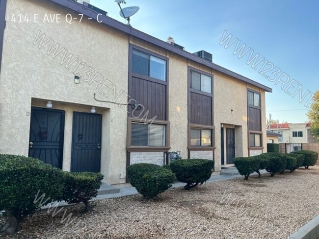 2BD/ 1.5 BATH PALMDALE EAST TOWNHOUSE - 2BD/ 1.5 BATH PALMDALE EAST TOWNHOUSE