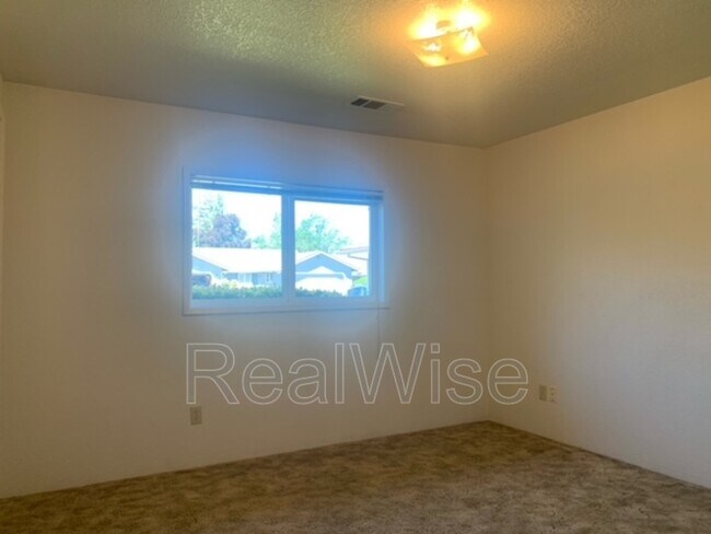 Photo - 1423 SW Kokanee Ln