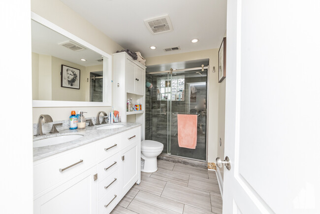 Photo - 1545 W Addison St Apartment Unit GDN