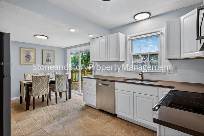 Photo - 4 bedroom 2 bath on quiet street in Briarwood
