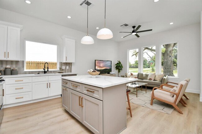 Photo - 8324 Corinth St