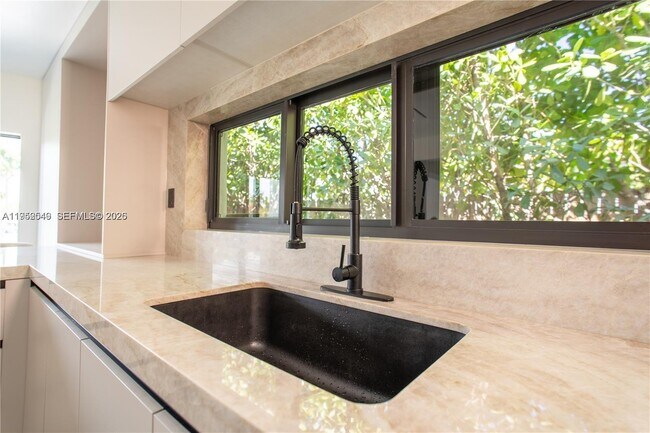 Photo - 7850 Hawthorne Ave