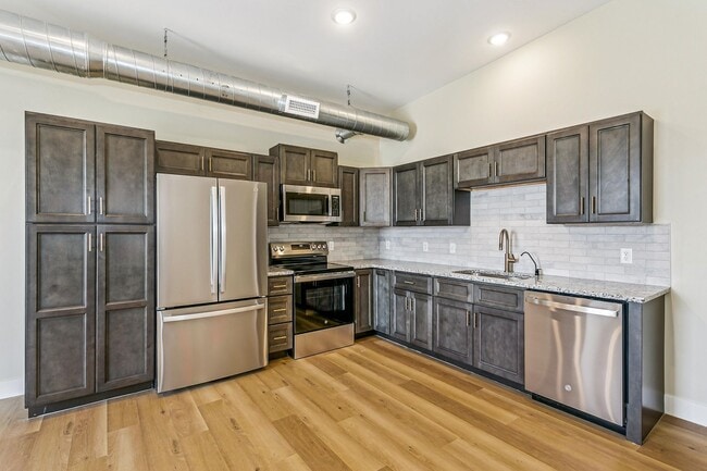 Building Photo - Hyde Park Flats Available NOW! Get $1000 credit towards rent and/or monthly fees! Unit 101