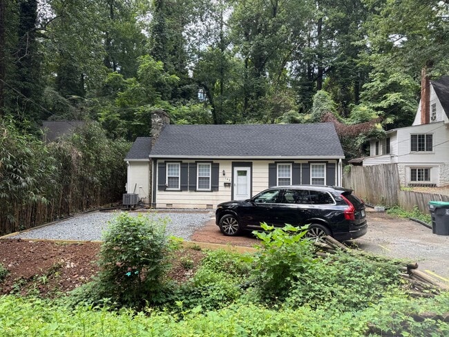 Building Photo - Charming cottage walkable to Grounds.