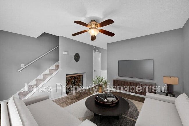2704 White Oak Ln