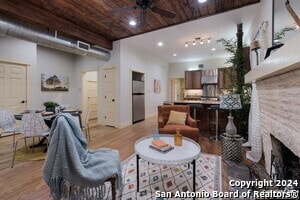 Building Photo - 215 Ira Ave Rental
