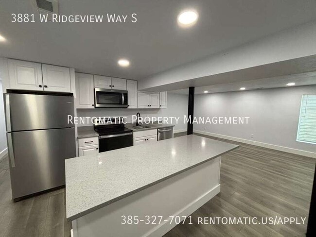 Building Photo - 3881 Ridgeview Way