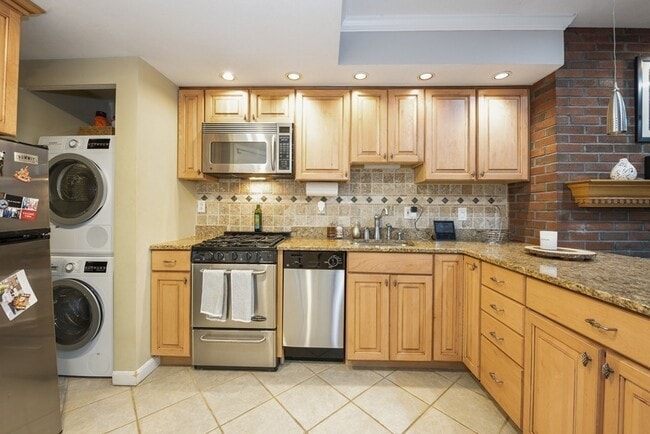 Building Photo - 270 Beacon St Unit A