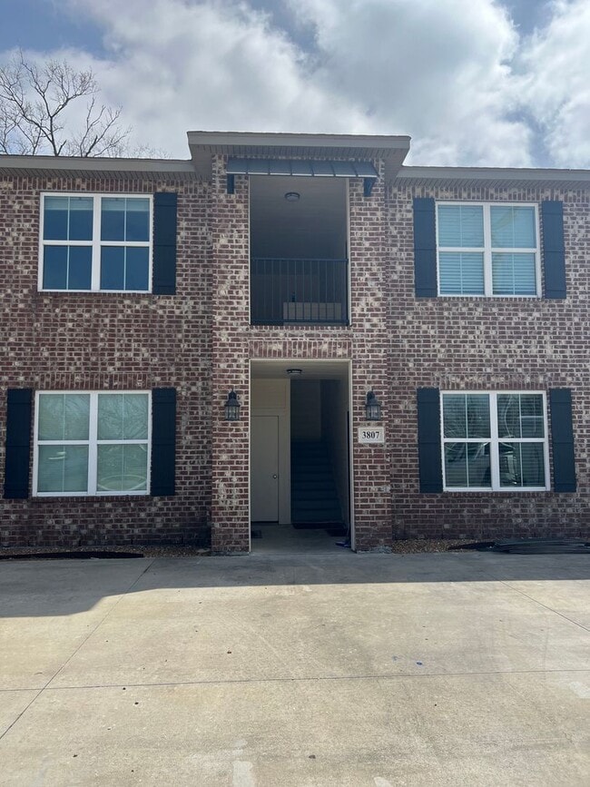 Building Photo - 2 bedroom 1 bathroom available for rent