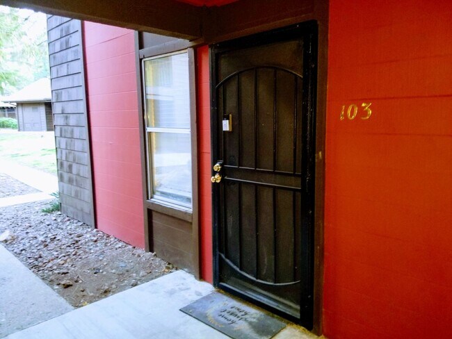 Photo - 1 Bed, 1 Bath. Condo! Next to the Heart of NAU Campus!  - Students & Cats OK!! NO Dogs! Avail. Ma... Unidad 103