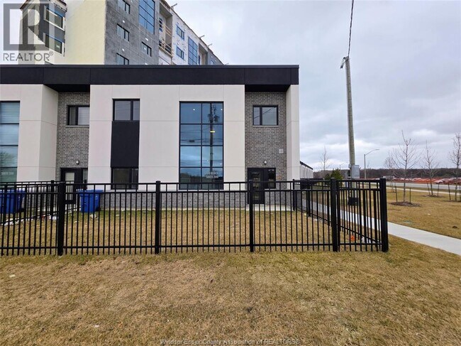 Photo - 4400 Laurier Pkwy