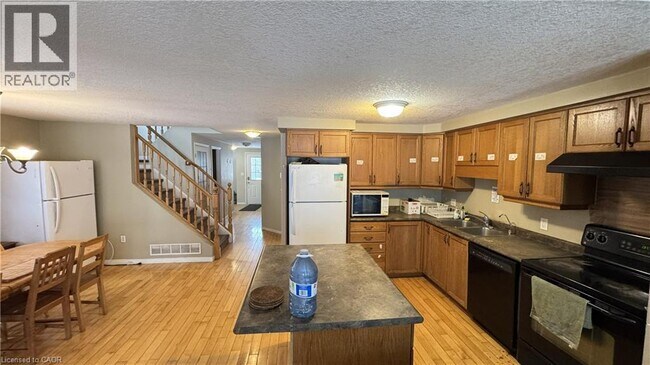 Photo - 559 VIOLET St