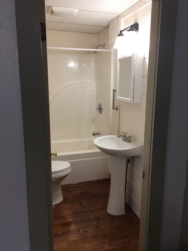bath - 314 Elm St Unit 2nd floor