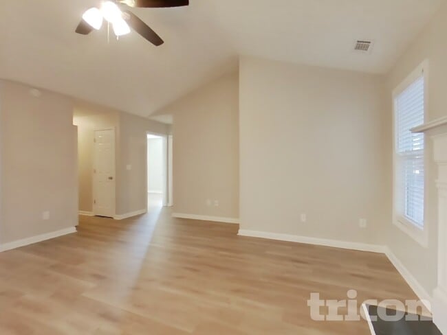 Photo - 20 E Lawn Dr