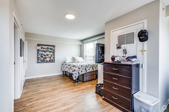 4BR, 2BA - 1800SF - Penthouse