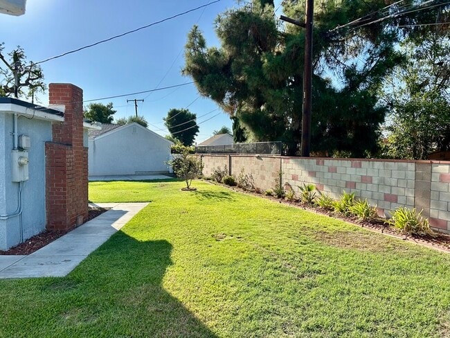 GREAT 3BD HOUSE WITH INCREDIBLE OUTDOOR SPACE!