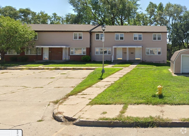 Building Photo - $1100 3 Bed 1 Bath Townhome