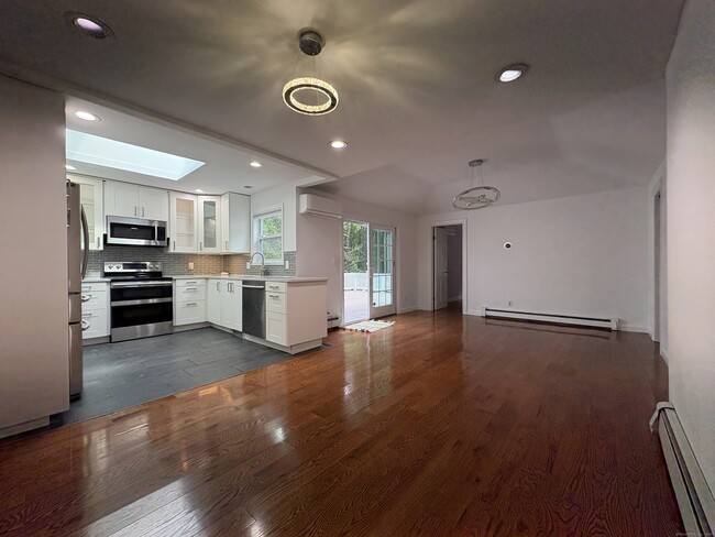 Photo - 158 Jelliff Mill Rd