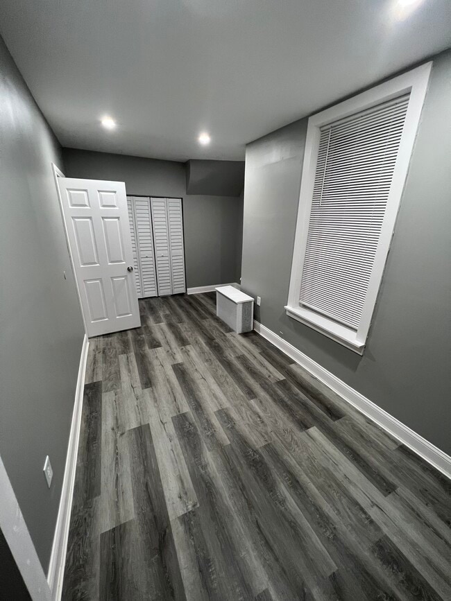 Master bedroom 1 - 3240 W Polk St Unit 1