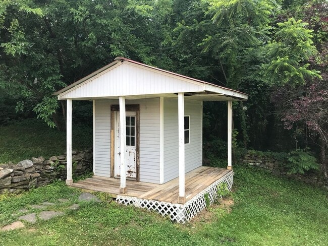 Photo - Spacious 3-Bedroom Home with Beautiful Views in Downtown Gainesboro
