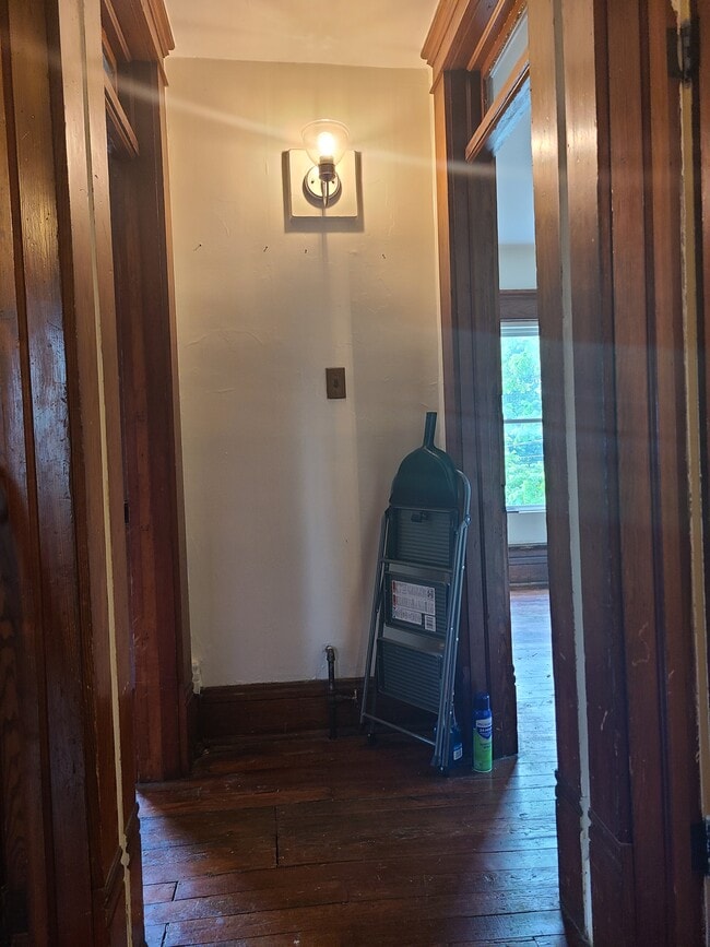 Photo - 460 S Main St Unit Upstairs