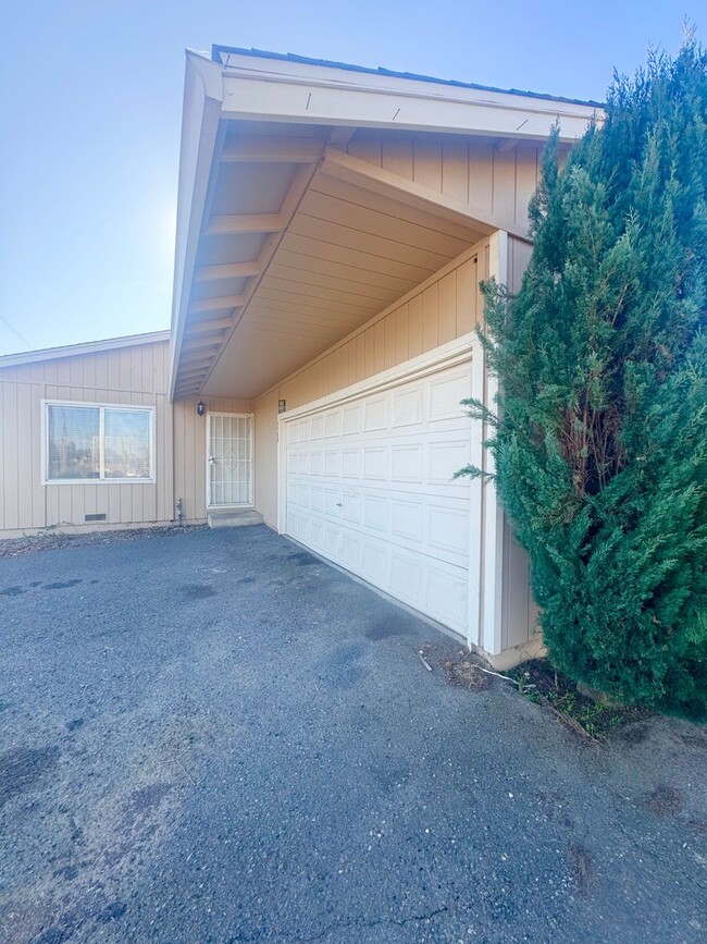 Spacious Home in S. Redding w/ New Upgrades? - Spacious Home in S. Redding w/ New Upgrades?