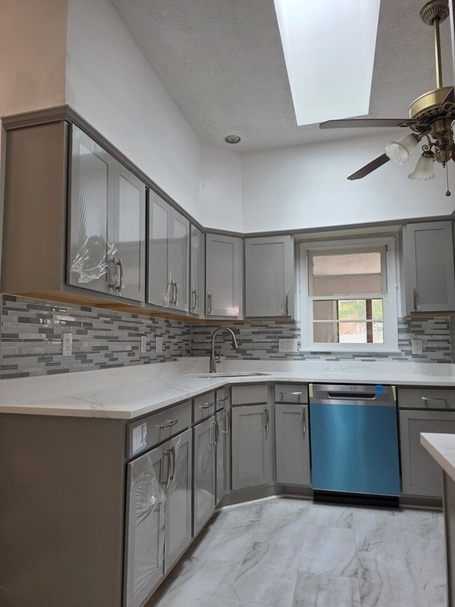 Photo - 5825 Lamont Dr