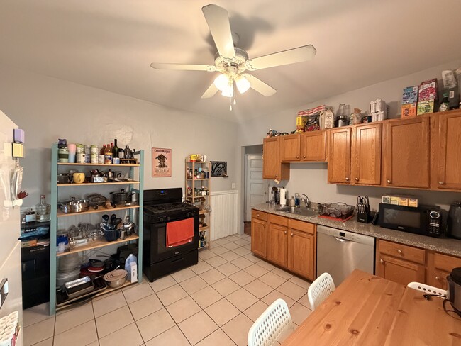 Building Photo - 81 Newbury St Unit 2