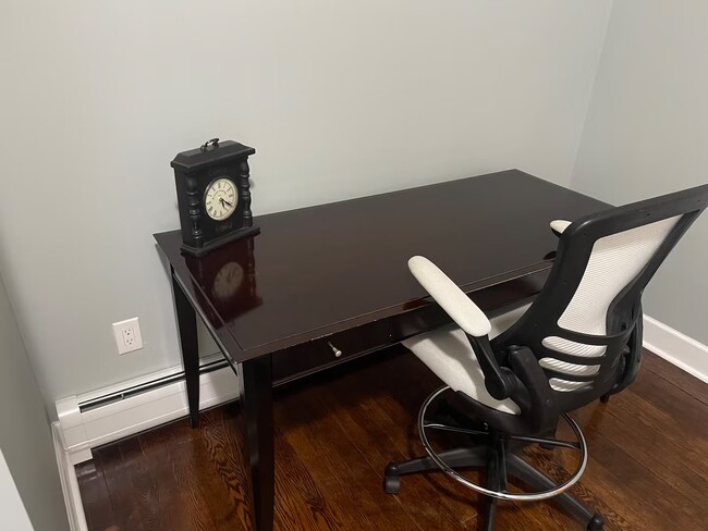Desk/Office - 404 W Clinton St