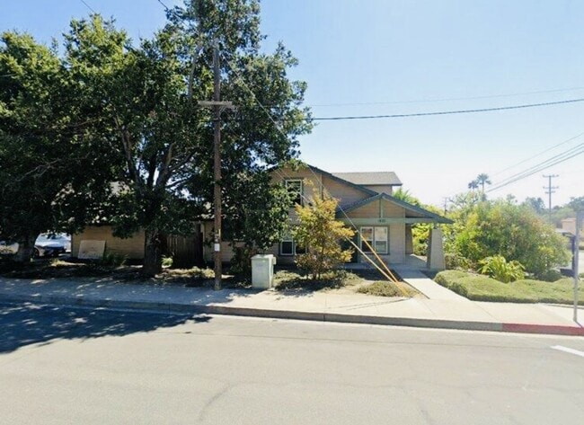 Building Photo - 5 Bed/ 4 Bath Home Just blocks from Cal Poly