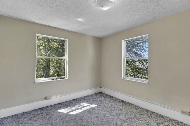 Photo - 352 Stewart St