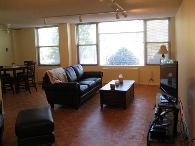 Building Photo - 4401 Roland Ave Unit 104