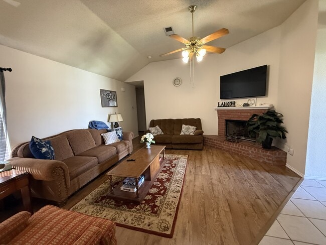Photo - 10614 Belton Av.