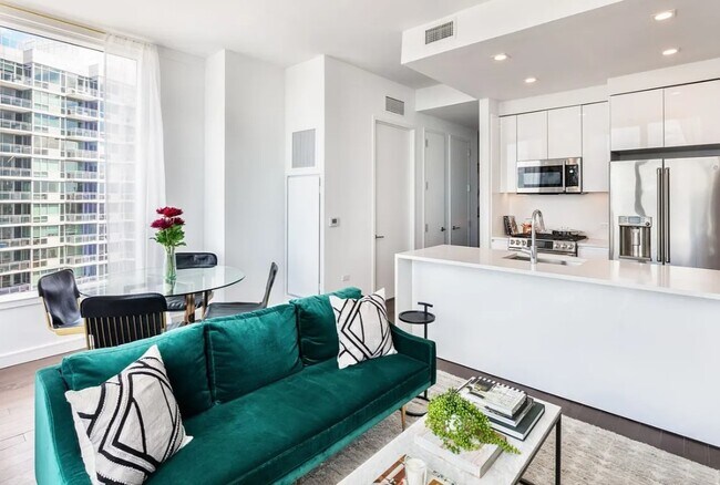 Photo - 511 W 36th St. Unidad 28B