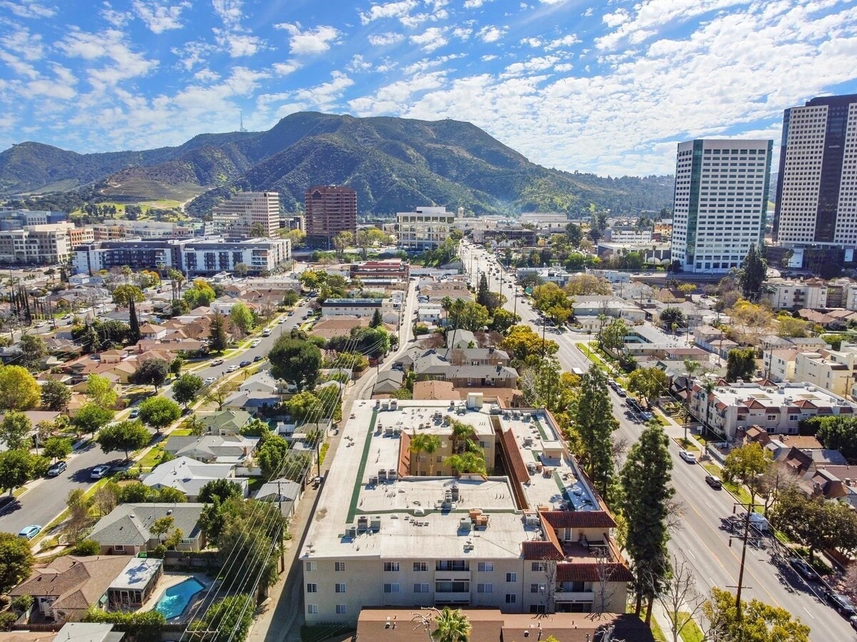 Photo - 360 Hollywood Way