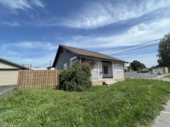Photo - Newly renovated 2 bed 1 bath in Aurora, Missouri!