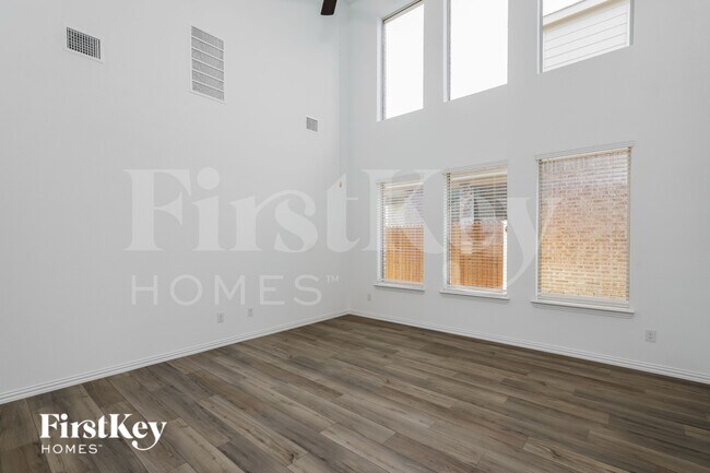 Photo - 2528 Northcote Dr