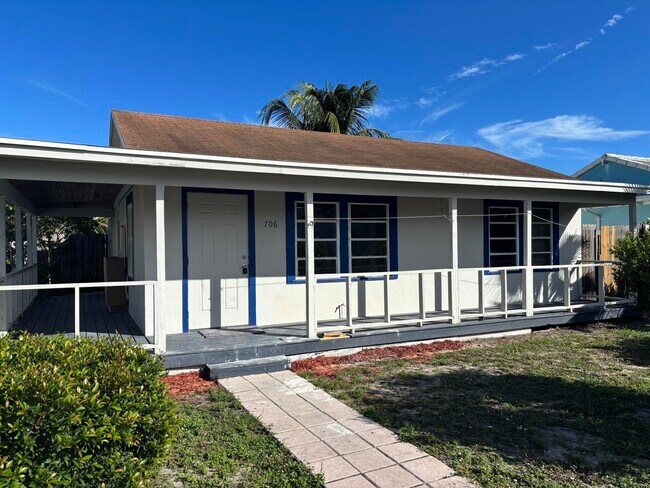 Photo - 706 N E St