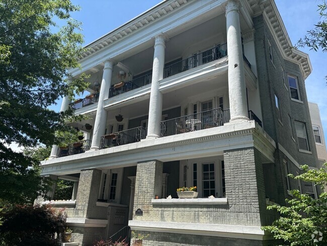 Building Photo - Gorgeous 1 Bedroom 1 Bathroom Condo locate...