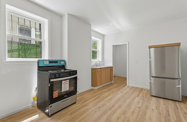 Building Photo - 55 Hawkins St Unit LARGE 2 LEVEL APARTMENT FOR RENT