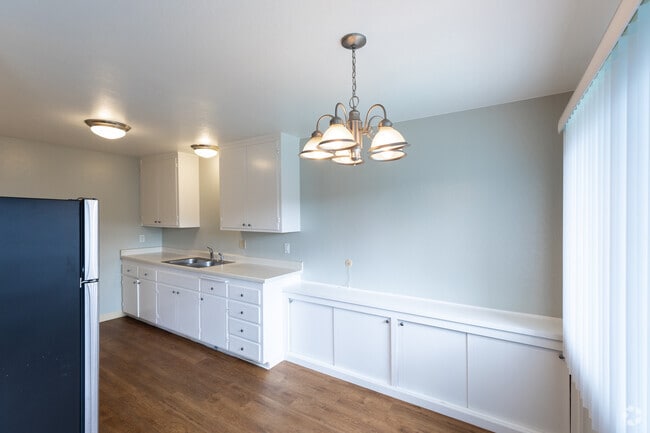 1BR, 1BA - Kitchen/Dining