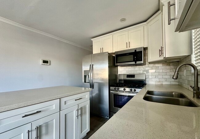 Building Photo - 4315 Kenwood Ave