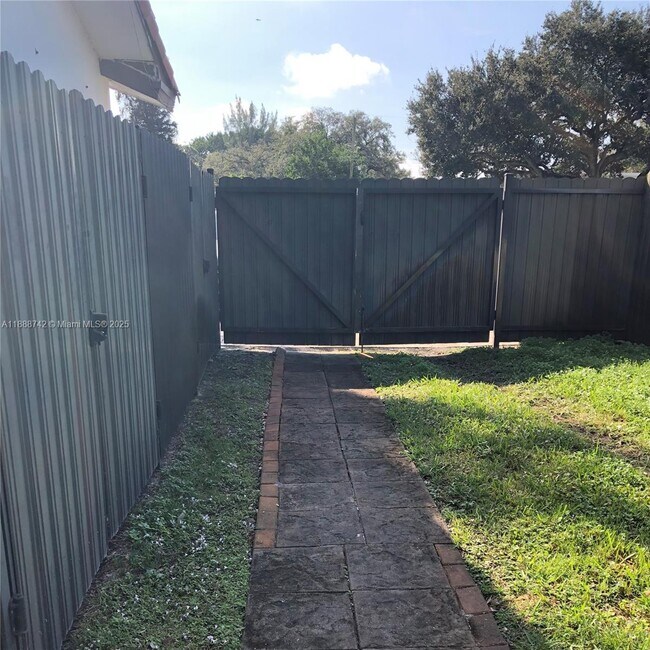 Photo - 6819 SW 15th St Unidad REAR