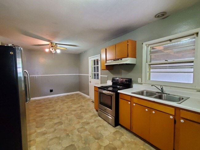 Photo - 1850 Dewsberry Pl