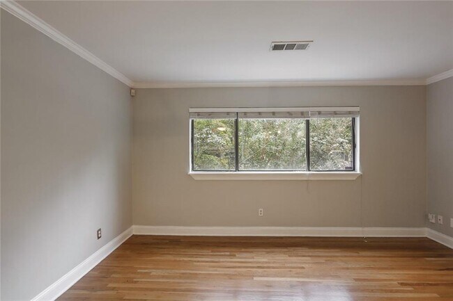 880 Glendale Terrace NE Unit 5